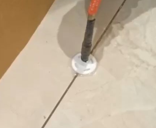 公安瓷砖空鼓维修公司专业解答瓷砖在铺贴过程中，如果没有涂抹均匀到位的粘结材料（如水泥砂浆或瓷砖胶），可能会导致以下问题